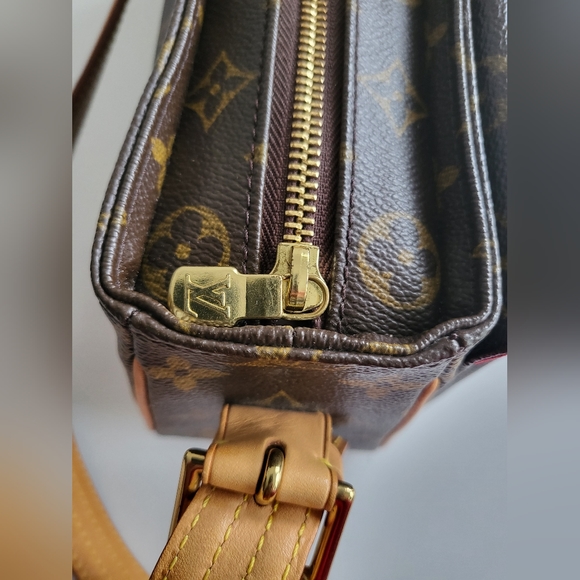 Louis Vuitton Viva Cite MM Shoulder Bag - Picture 7 of 17